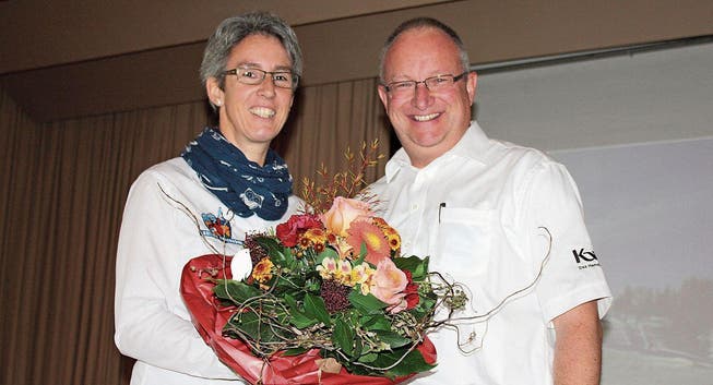 Blumen als Dank für die Arbeit: Annelise Bleiker erhält einen Strauss von Martin Frei. (Bild: Stefan Füeg)