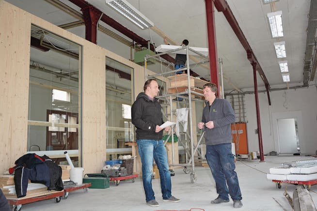 Die Geschäftsführer Stefan Eggimann und Michael Hodel besprechen die anstehenden Arbeiten am neuen Standort. (Bild: Stefan Hilzinger)