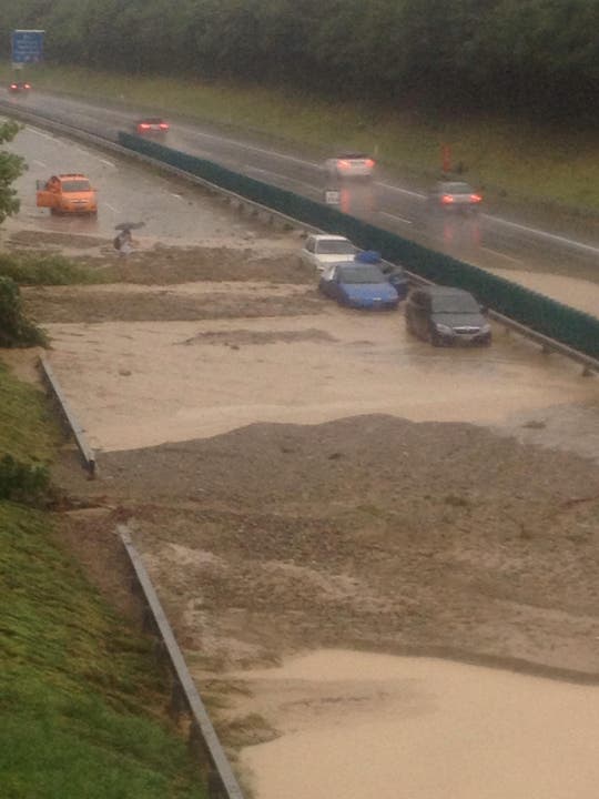 Die überflutete Autobahn (Bild: Sebastian Keller)