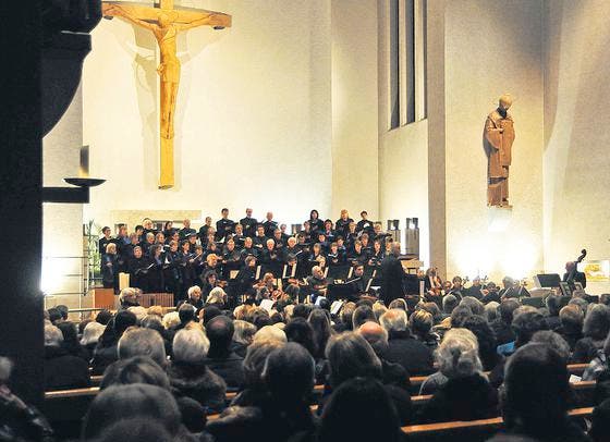 Am Sonntag fand in der katholischen Kirche das Adventskonzert des Orchesters Flawil-Gossau statt. (Bild: can.)