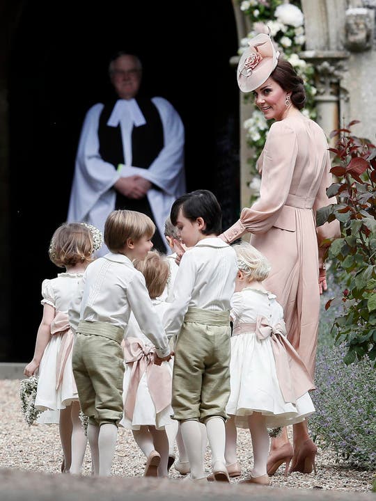 Kate, Duchess of Cambridge, mit ihren Kindern auf dem Weg zur Kirche. (Bild: Keystone)