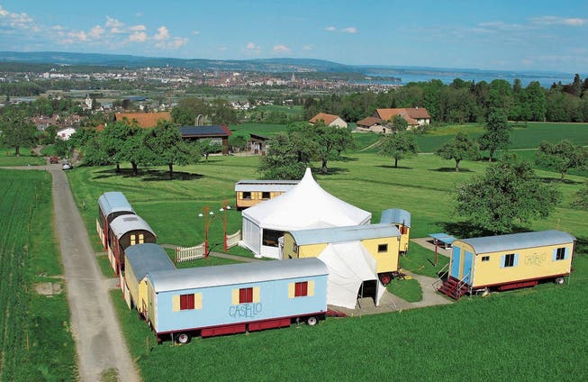Die Zirkuswagen der Gruppenunterkunft Castello stehen während der Saison oberhalb von Tägerwilen beim Staudenhof. (Bild: PD)