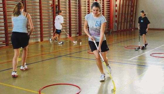 Zwei neue Mädchen besuchten das Unihockey-Schnuppertraining. (Bild: Brenda Zuckschwerdt)