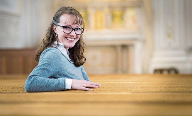 Chorleiterin Stephanie Mertens sitzt auf einer Bank in der Kirche St. Stefan. (Bild: Andrea Stalder)