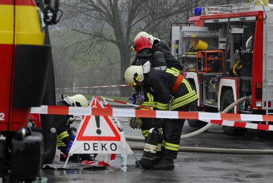 Der Chemieunfall hielt die Feuerwehr-Angehörigen auf Trab. (Bild: Mario Testa)