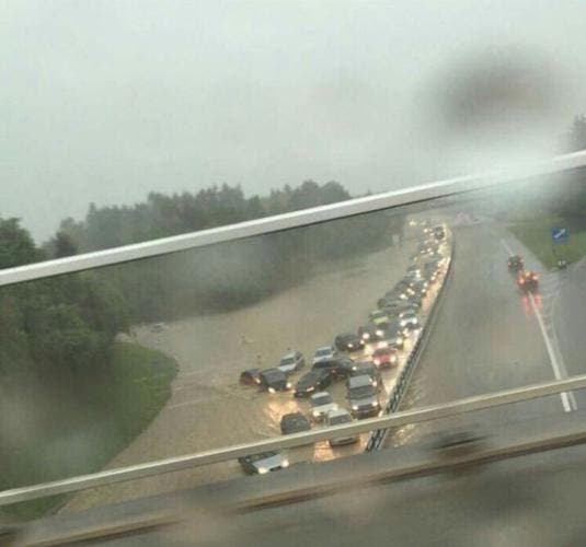 Die Autobahneinfahrt steht unter Wasser. (Bild: Leserbild)
