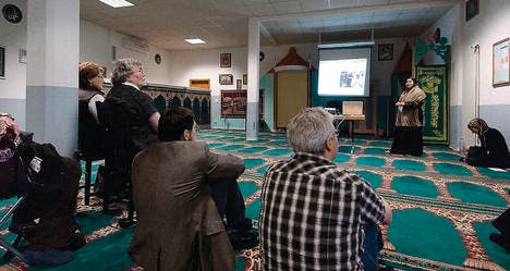 Offene Moschee in Rorschach: Interessierte lassen sich an der Industriestrasse 40b die Grundpfeiler des Islams erläutern. (Bild: Urs Bosshard)