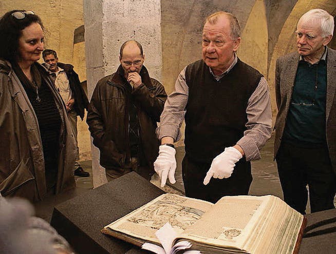 Autor Heinz Bothien zeigt ein Original der Schedelschen Weltchronik, erschienen 1493 in Nürnberg. (Bild: Christine Luley)
