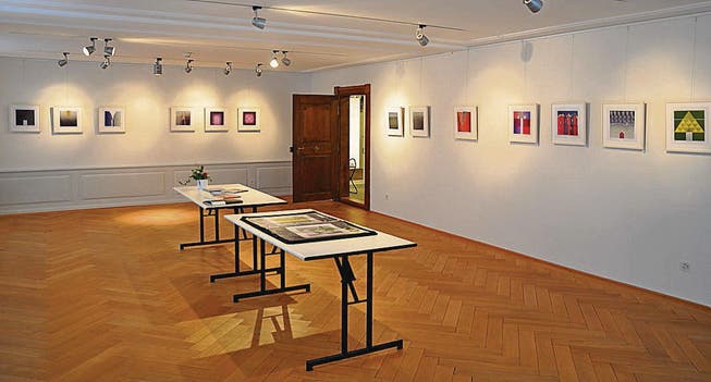 Im Ausstellungsraum im Erdgeschoss hängen die 21 Bilder von Peter Rottmeiers Grenzen-Bildreihe. (Bild: Leandra Reiser)
