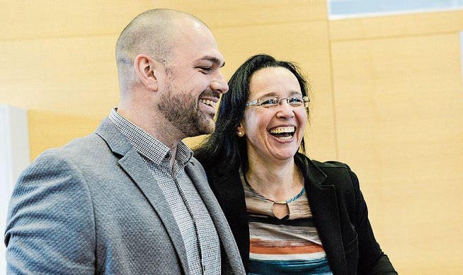 FDP-Wahlsieger: Cvjetko Miljic freut sich mit Partei-Co-Präsidentin Barbara Jäggi über seinen Einzug in die Schulbehörde. (Bild: Donato Caspari)