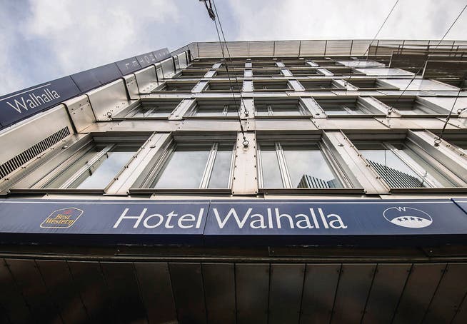 Über dem Hotel Walhalla ziehen Wolken auf: Ein Dutzend Lehrlinge wurde entlassen. (Bild: Urs Bucher)