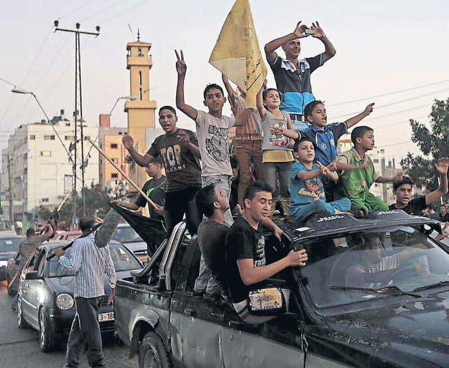 Palästinenser feiern in Gaza-Stadt den Waffenstillstand als Sieg über Israel. (Bild: ap/Adel Hana)