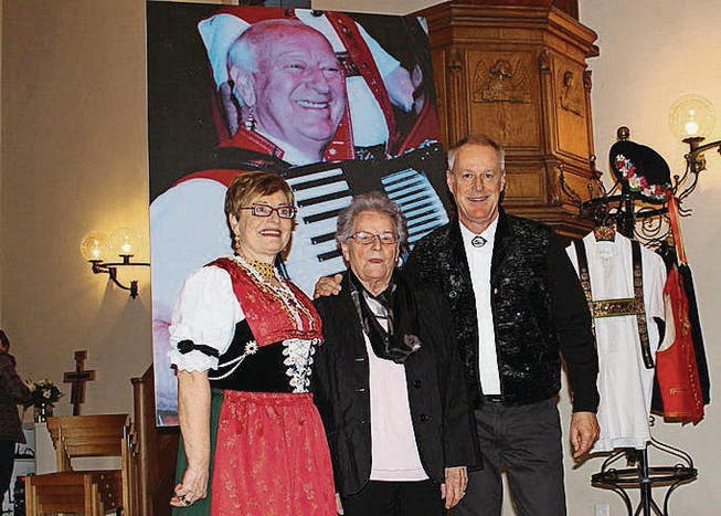 Yvonne Dörig-Alder, die Jubilarin Anni Alder, Erwin Alder junior. (Bild: ef)