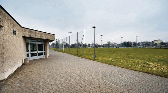 Die Sporthalle Tellenfeld ist sanierungsbedürftig. Zudem prüft die Stadt den Bau einer weiteren Halle auf dem Sportplatz-Areal. (Bild: Reto Martin)