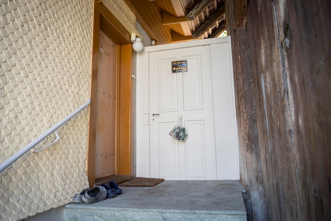Der Eingang zum Haus - ein Plastiksack mit Bierdosen hängt an der Tür. (Bild: Urs Bucher)