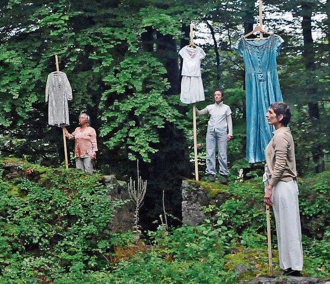 Performance mit alter Kleidung bei der Ruine Rüdberg. (Bild: Michael Hug)