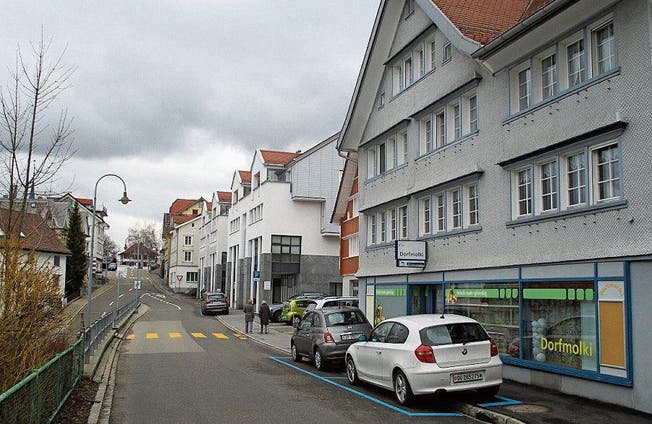 Geschrumpftes Angebot: Als letztes Walzenhauser Ladengeschäft zwischen Gemeindehaus und Kirchplatz wurde kürzlich die Dorfmolki (rechts) geschlossen. (Bild: PE)