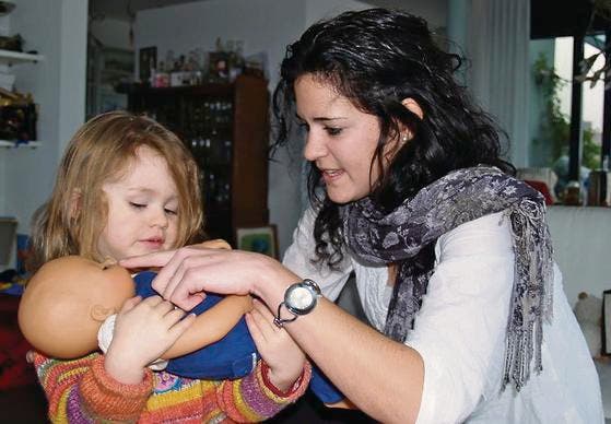 Hebamme Sandra Kobler erklärt, was mit Babies nach der Geburt passiert. (Bild: Barbara Camenzind)