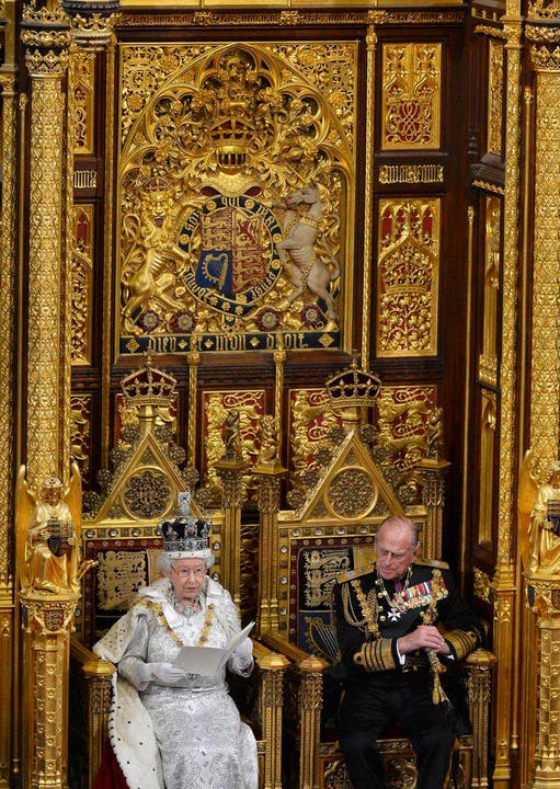 Am 8. Mai 2013 hält die britische Königin Elizabeth II., neben ihr Ehemann Prinz Phillip, Herzog von Edinburgh in London, eine Rede bei der Staatseröffnung des Parlaments. (Bild: TOBY MELVILLE (PRESS ASSOCIATION / EPA FILE))
