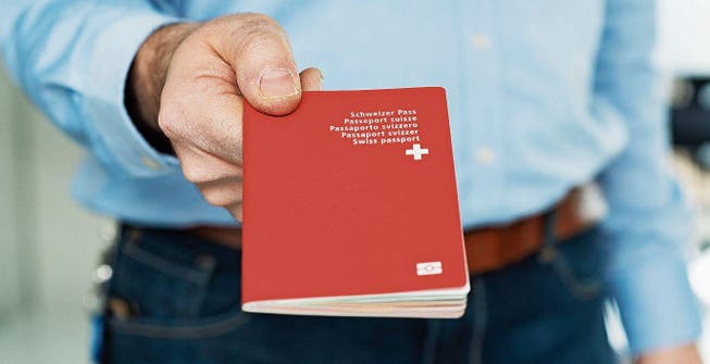 Der Weg zum Schweizer Pass soll für gewisse Ausländer vereinheitlicht werden. (Bild: Christian Beutler/KEY)
