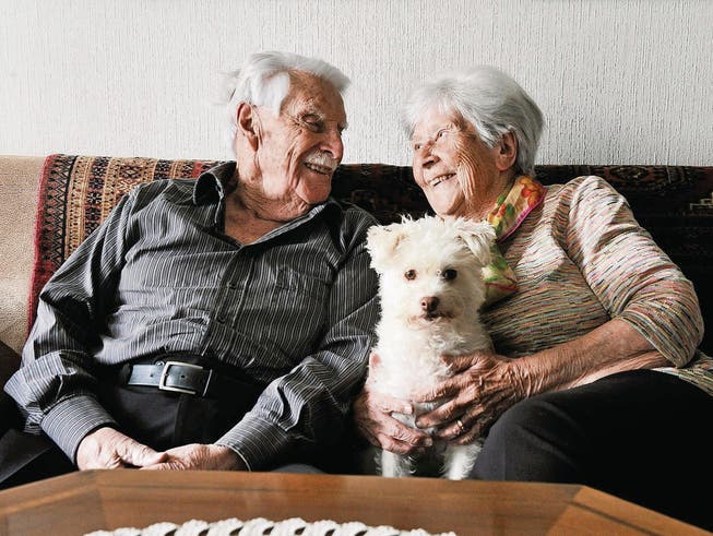 Zufriedenheit ist ihnen ins Gesicht geschrieben: Edwin und Charlotte Naef mit ihrem Hund Duna. (Bild: Donato Caspari)