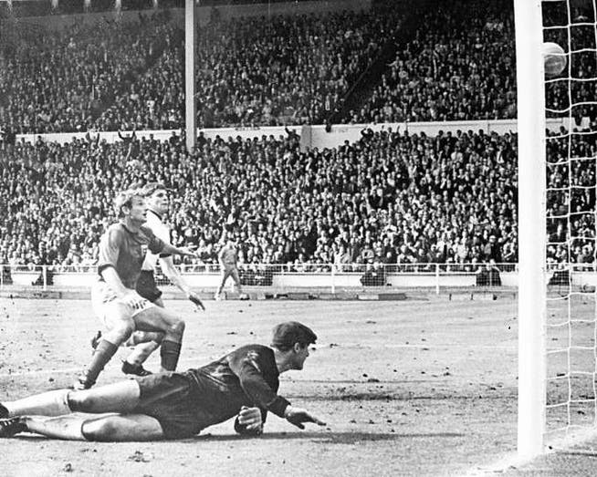 Das bis heute umstrittene «Wembley-Goal» von Geoff Hurst entschied 1966 den WM-Final zwischen England und Deutschland. (Bild: ky/Walter Hesse)