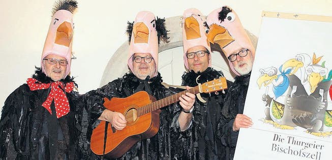 Die vier Thurgeier Jörg Baldinger, Markus Eggenberger, Andreas Scheiwiler und Marco Gabban freuen sich über ihre neuen Masken. (Bild: Claudia Gerrits)