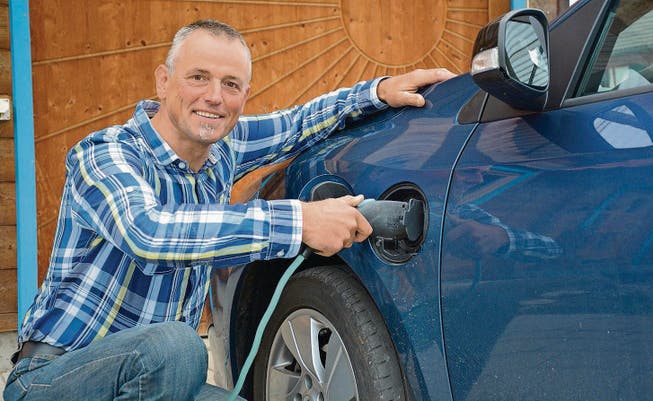 Paul Stahlberg, Gemeinderat und Kommissionspräsident, tankt zu Hause sein Elektrofahrzeug mit selbst produziertem Strom auf. (Bild: Georg Stelzner)