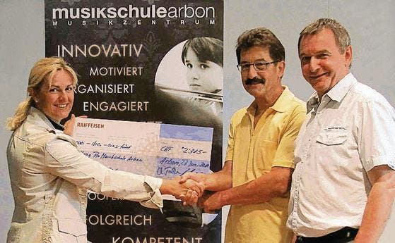 2315 Franken: Urs Landolt (Mitte) übergibt Musikschule-Präsidentin Carmen Lüthi den Check; rechts Schulleiter Leo Gschwend. (Bild: pd)