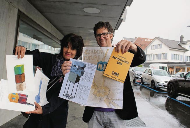 Madeleine Rickenbach und Andreas Müller freuen sich auf die Objekte, die das nächste Jahr an der Bahnhofstrasse zu sehen sind. (Bild: Maya Mussilier)