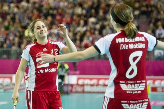 Tanja Stella (l.) und Priska von Rickenbach hatten beim 21:1 gegen Russland viel zu jubeln. (Bild: Keystone)