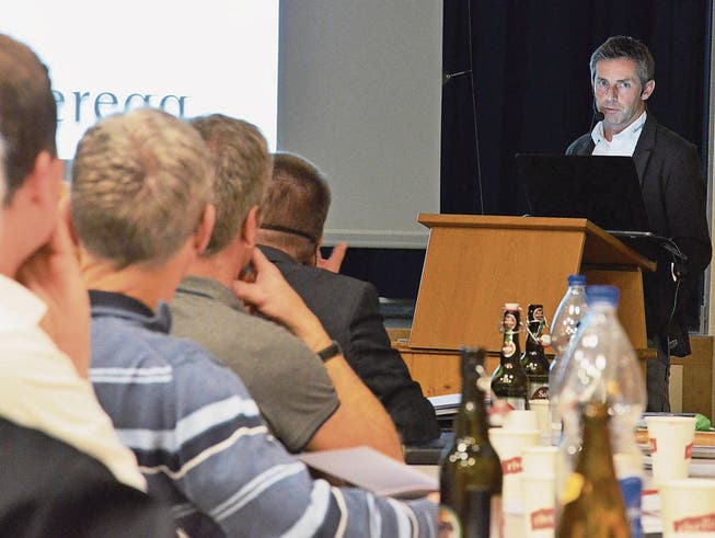 Obereggs Bezirkshauptmann Hannes Bruderer informiert über aktuelle Planungen und Projekte im Bezirk. (Bild: RF)