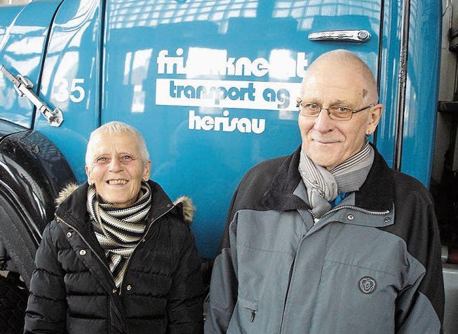 Sylvia und Hans Oertle bringen es gemeinsam auf über 72 Jahre Firmentreue bei Frischknecht Transport AG in Herisau. (Bild: PD)