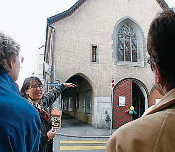 Denkmalpflegerin Beatrice Sendner (2. v. l.) bei einer Kappeli-Führung. (Bild: me)