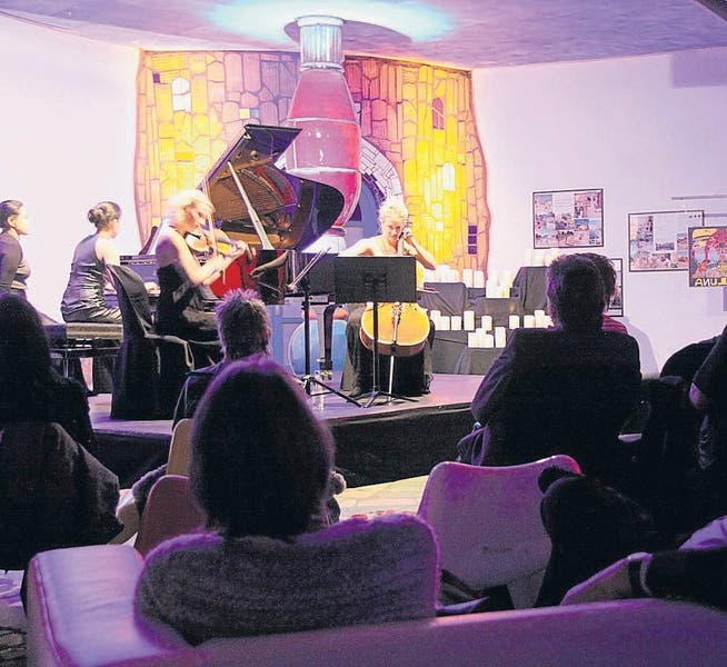 Vom Sofa aus geniesst diese Zuschauerin das Konzert des Wang-Pedersen-Ensembles in der Markthalle. (Bild: Corina Tobler)