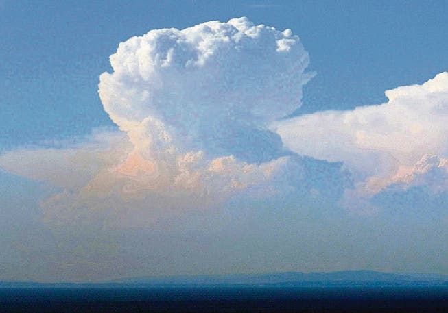 Wie aus dem Lehrbuch: Die Entwicklung einer Gewitterwolke über dem See. (Bild: Andreas Walker)