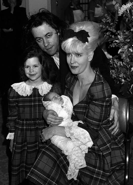 16. März 1989: Rockstar Bob Geldof und seine Frau, Moderatorin Paula Yates, zeigen sich mit ihrer fünfjährigen Tochter Fifi Trixiebelle und Baby Peaches im St Mary's Hospital in Paddington, London. (Bild: Keystone)