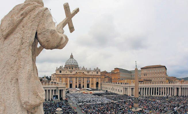 300 000 Menschen konnten die Heiligsprechung auf dem Petersplatz verfolgen, weitere 500 000 mussten mit Grossleinwänden vorliebnehmen. (Bild: ap/Alessandra Tarantino)