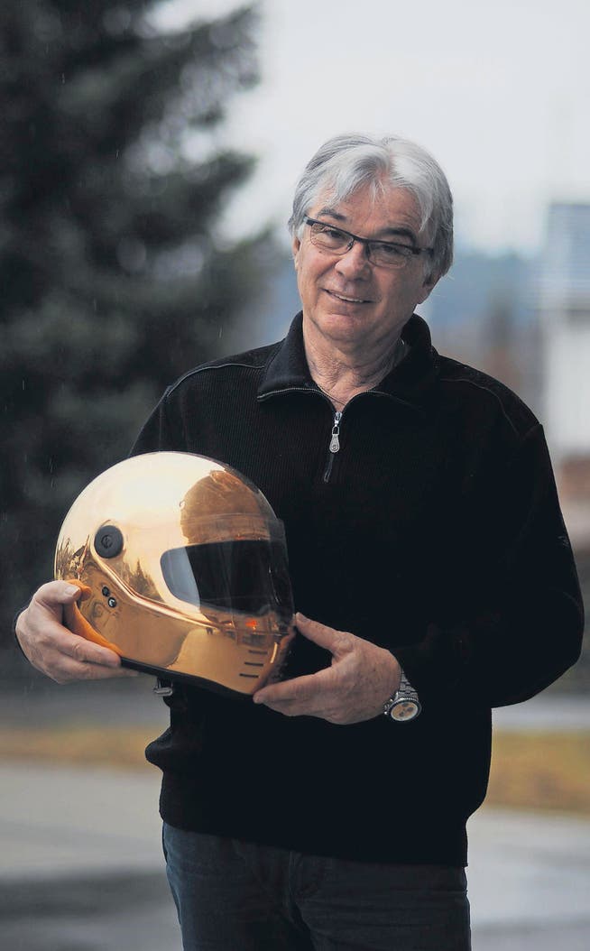 Bruno Kneubühler posiert mit seinem goldenen Helm; ein Geschenk seines Sponsors zum Ende einer erfolgreichen Motorsportkarriere. (Bild: Olaf Kühne)