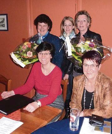 Der geschrumpfte Vorstand mit den zurückgetretenen Nelly Gaupp und Gisela Helbock (mit Blumen). (Bild: mk)