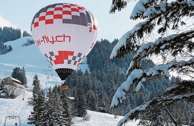 Der Ballon von Urs Frieden startet mitten im Skigebiet Sattel-Hochstuckli für die Ballon Fiesta. (Bild: PD)