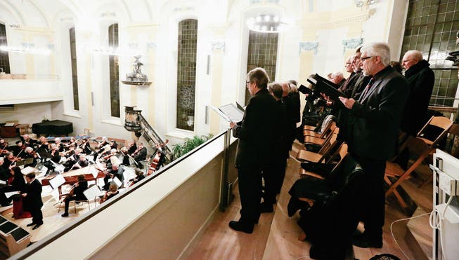 Zu Beginn des Konzertes hat der Kirchenchor Altnau auf der Empore gesungen. Später auf der Bühne. (Bild: Donato Caspari)