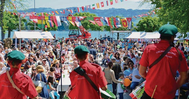 Das Arboner Kulturenfest zog am Samstag bei Sonnenschein viel Publikum an. Der Jakob-Züllig-Park am Quai vereinte Menschen vieler Nationen. Eine Trommlerformation aus Portugal eröffnete das Fest. (Bilder: Max Eichenberger)