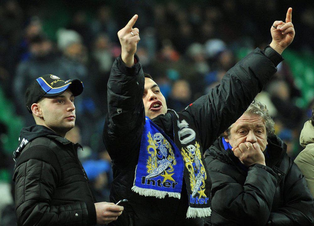 Stinkefinger aus der Fankurve: Ein Fan von Inter Mailand im Februar 2012 beim Match gegen Bologna. (Bild: Keystone)