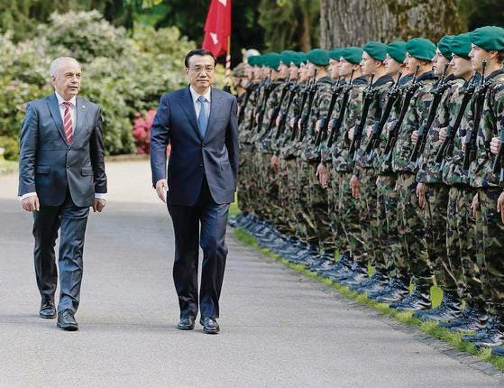 Schweizer Soldaten stehen stramm für den hohen Besuch aus China: Bundespräsident Ueli Maurer und Ministerpräsident Li Keqiang in Bern. (Bild: ky/Peter Klaunzer)