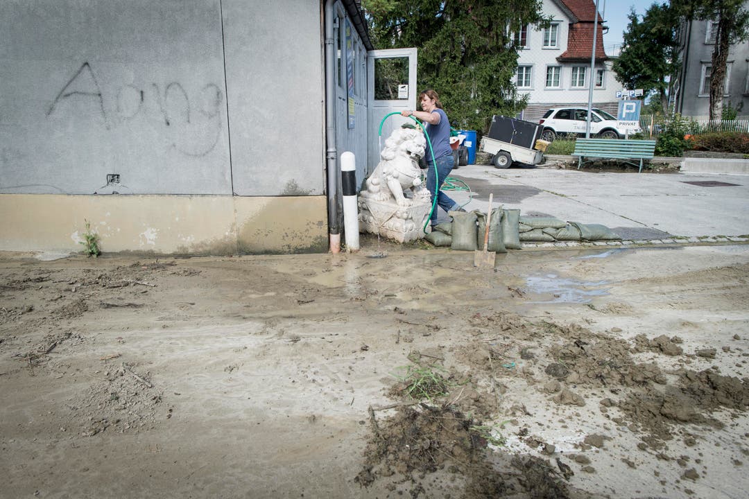 Überschwemmungen ausserhalb Altsätten: Aufräumarbeiten am Tag danach (Bild: Ralph Ribi)