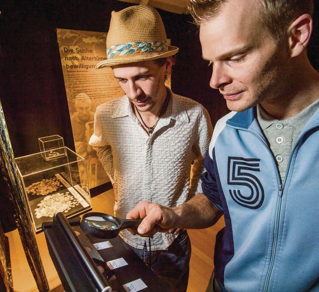 Andreas Schildknecht und Christoph Vögeli betrachten im Museum Münzen aus «ihrem» Schatz. (Bilder: Reto Martin)