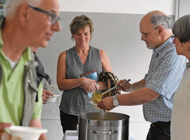 Kurator Thomas Fuchs serviert den Gästen die Rumfordsuppe. (Bild: Roman Hertler)