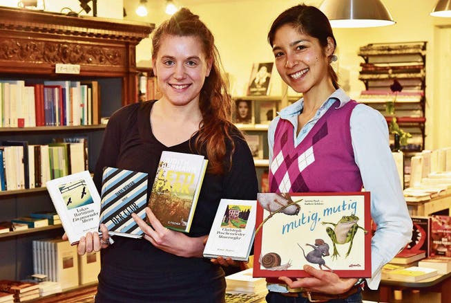 Die Buchhändlerinnen Katharina Alder und Désirée Stucki organisieren die ersten Weinfelder Buchtage. (Bild: Mario Testa)