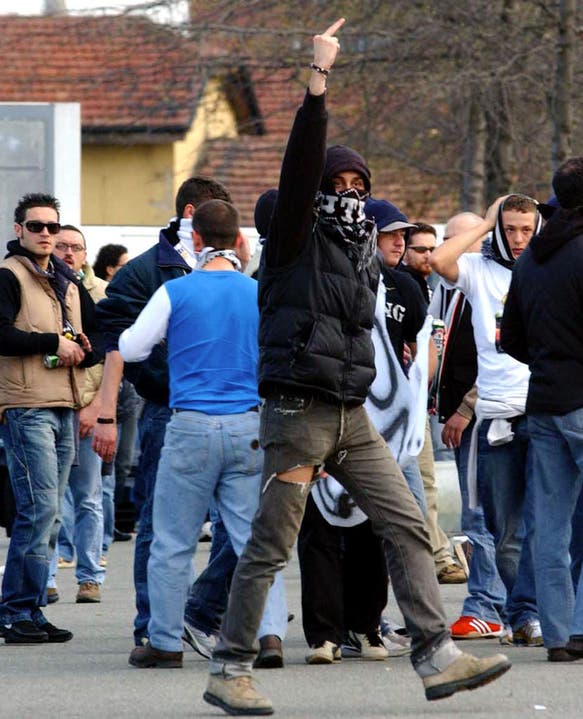 Ein Juventus-Fan drückt im April 2005 deutlich aus, was er von der Polizei hält. (Bild: Keystone)